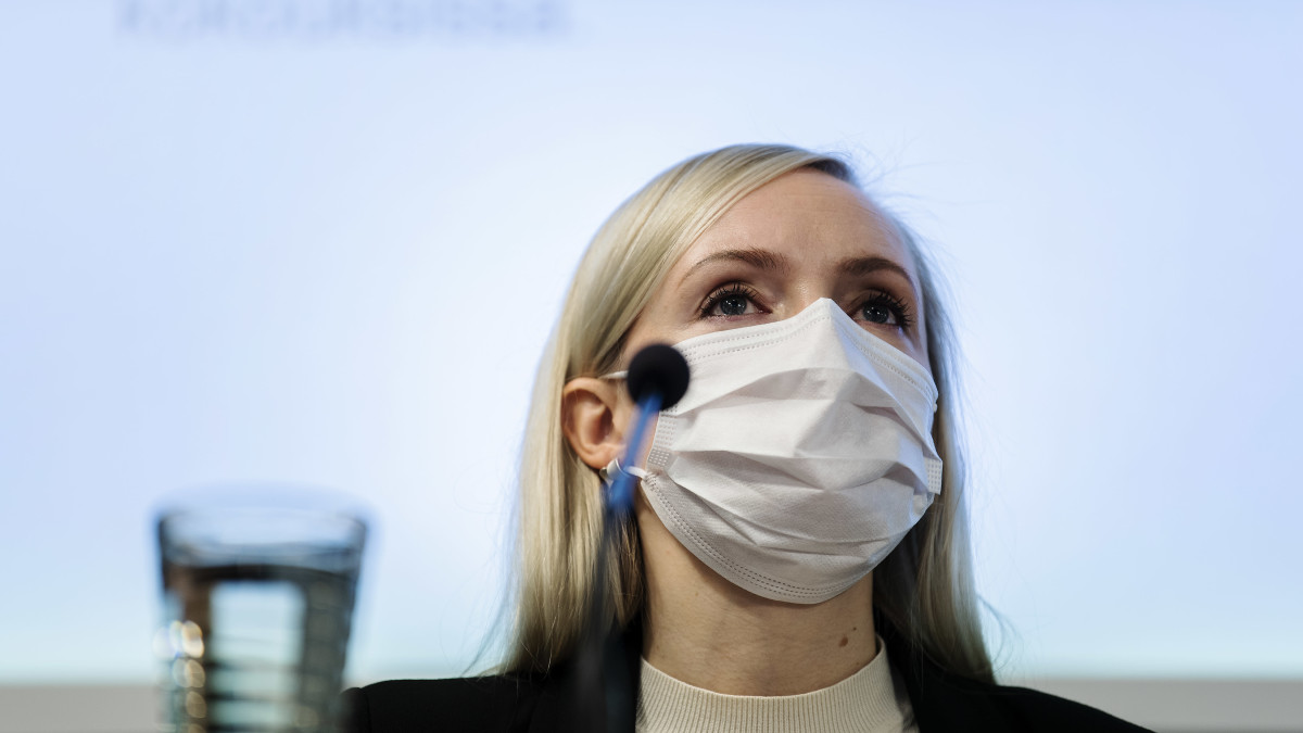 Kuvassa sisäministeri Maria Ohisalo puhuu tiedotustilaisuudessa lokakuussa 2020.