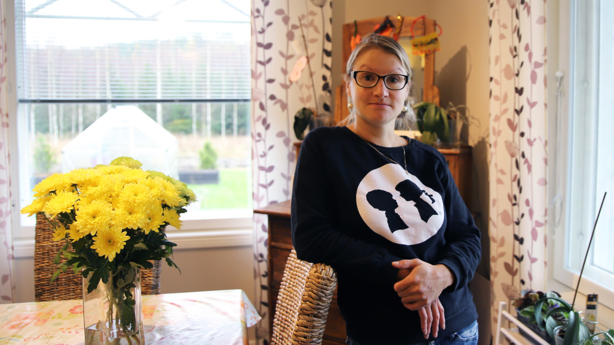 Ulla Kaljunen Sippolassa kotitalonsa pihalla.