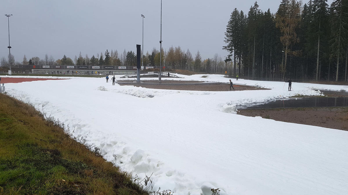 Hiihtäjiä Imatran ensilumenladulla