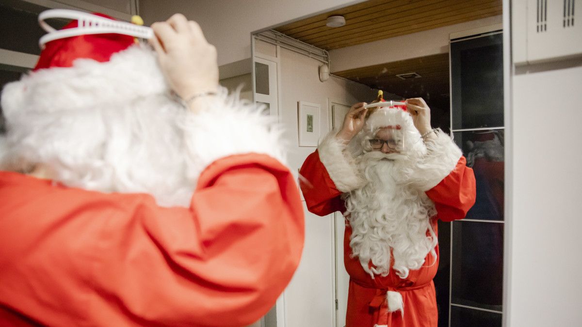 joulupukki laittaa visiiriä päähän