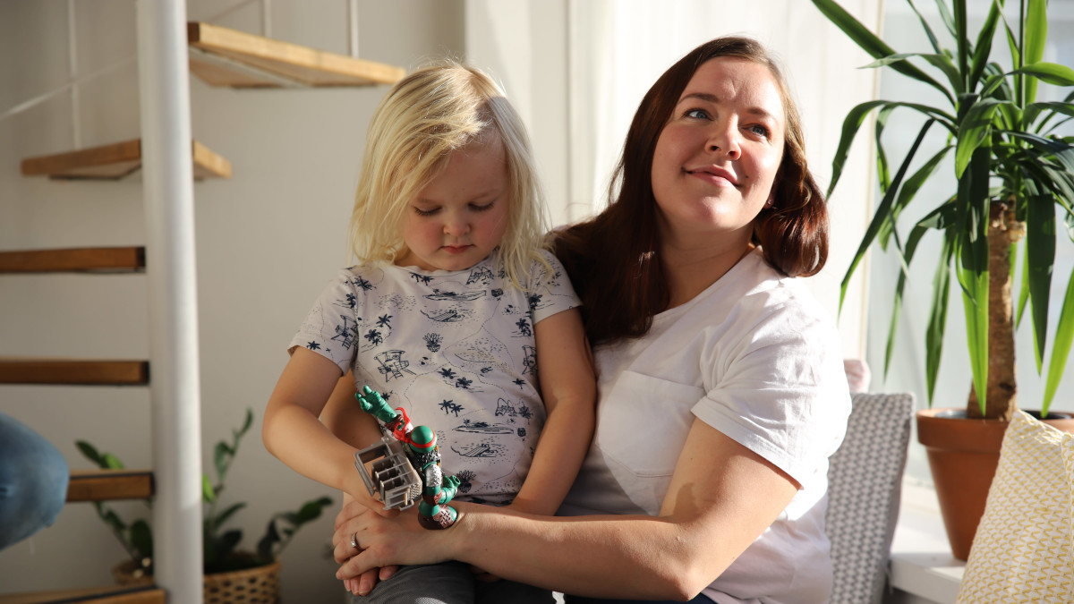 Maria Väisänen ja Alex Väisänen Aino-Kaisa Lonkan valokuvastudiossa.