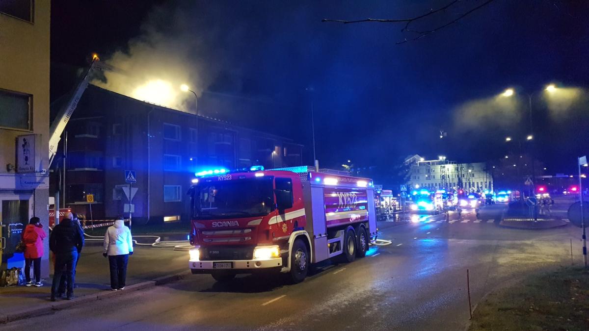 hälytysajoneuvoja lähellä tulipalopaikkaa