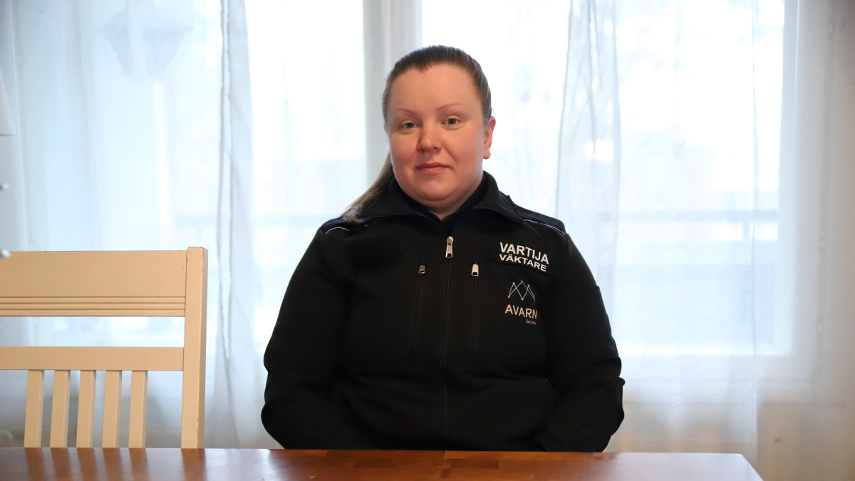 Vartija Mari Parkkinen kodissaan.