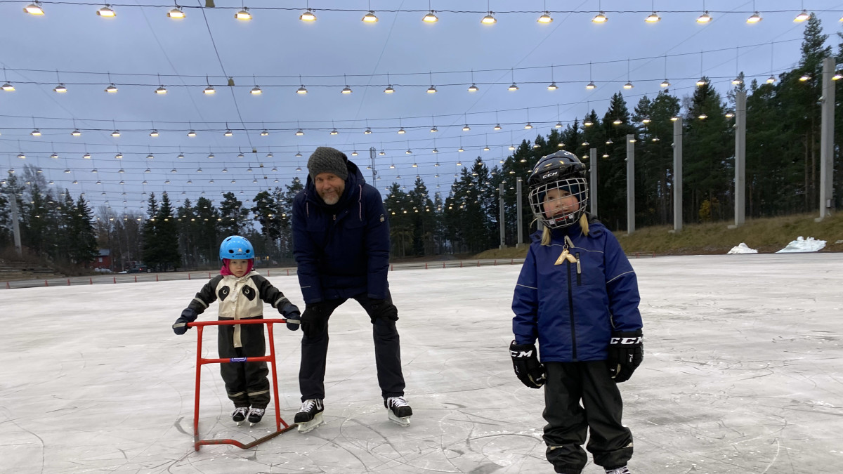 Luistelijoita Oulunkylän tekojääradalla.