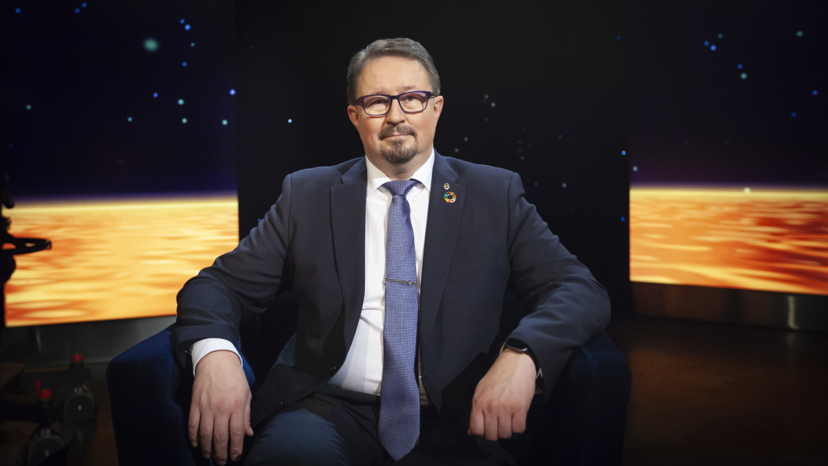 Mika Salminen i tv-studio.