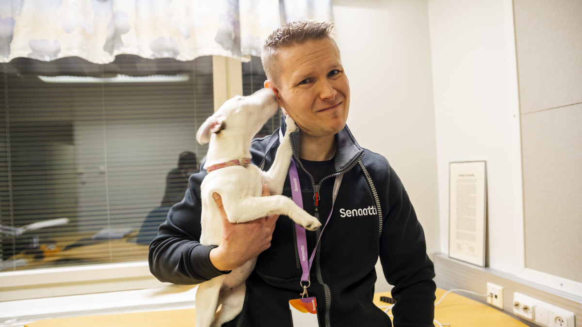 Ville Heikkinen ja parsonrusselinterrieri Selma