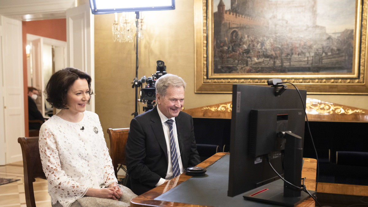presidenttipari on etäyhteydellä veteraaneihin