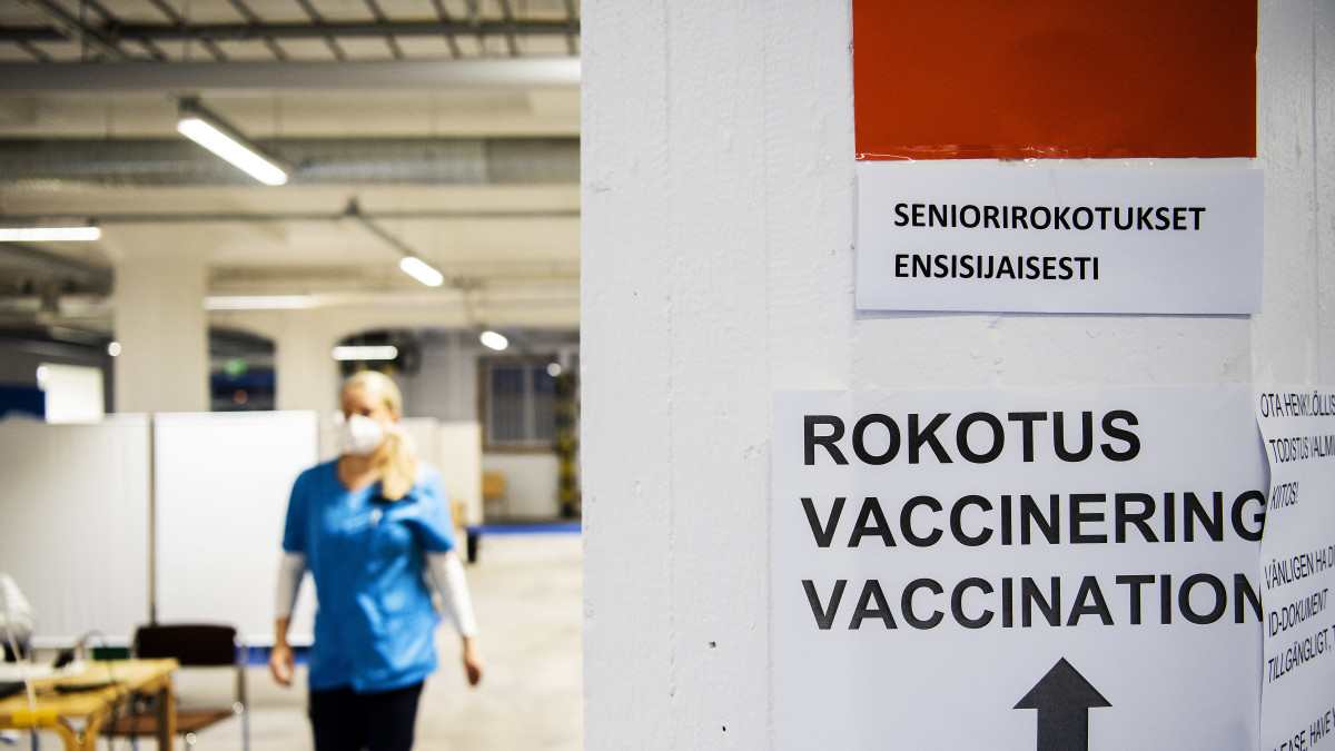 Helsingin Jätkäsaaressa annettiin Pfizerin koronavirusrokotteita 85 vuotta täyttäneille ja omaishoitajille 1. helmikuuta. 85 år fyllda personer