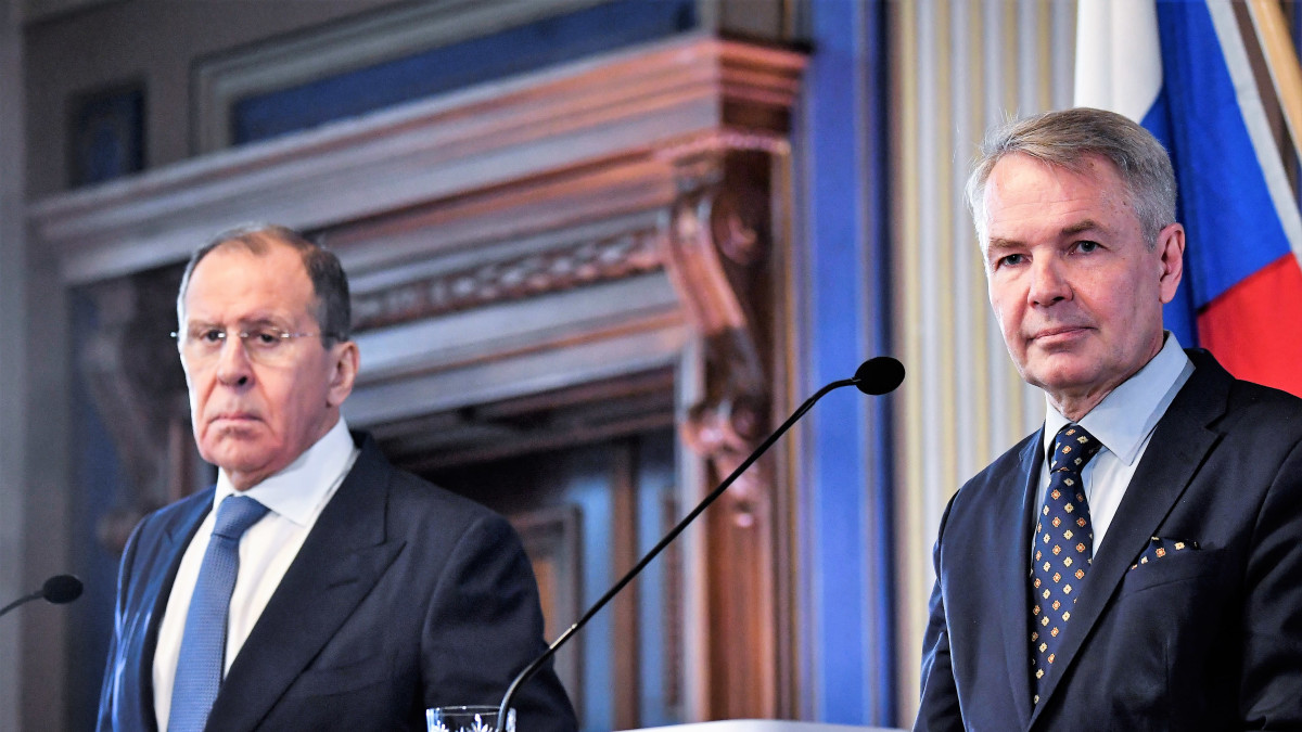 Lavrov ja Haavisto seisovat puhujanpöntön takana tummissa puvuissa, kasvot peruslukemilla. Takana näkyy Venäjän lippu.