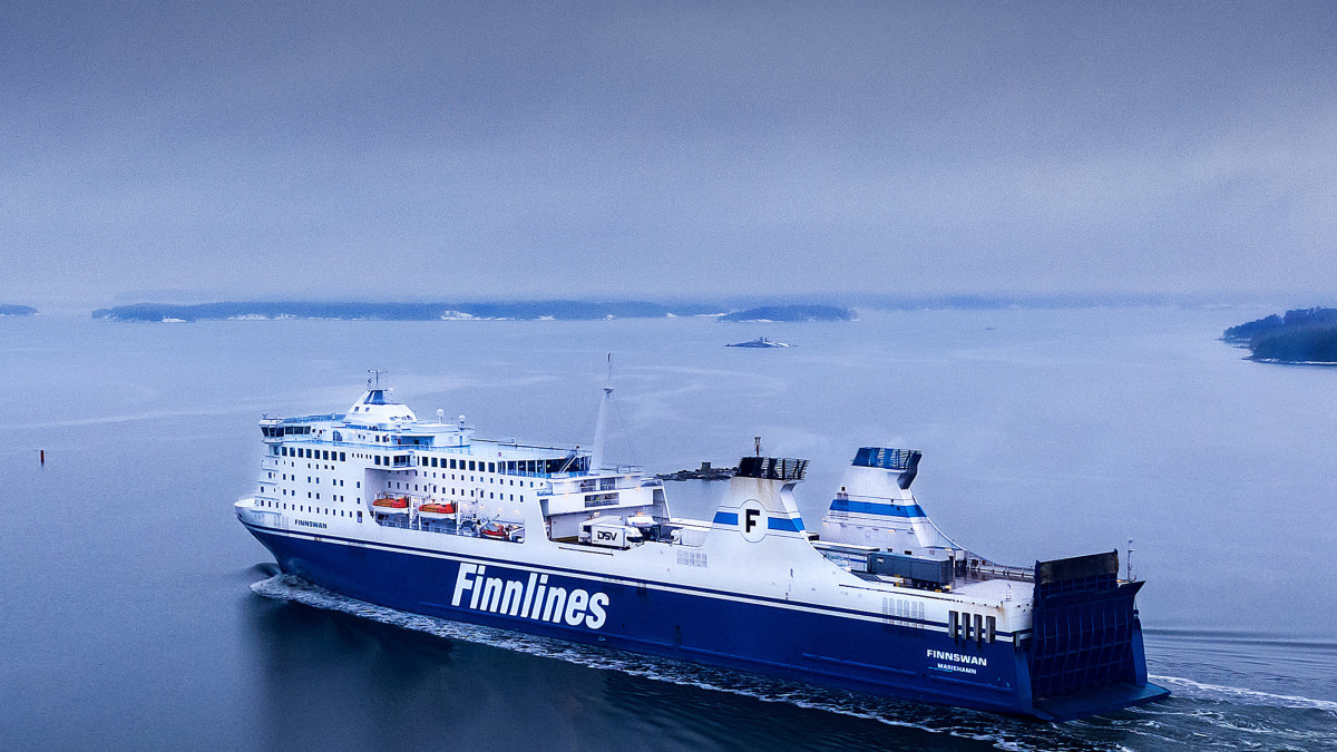 Ilmakuva Finnlinesin Finnswan-laivasta merellä.