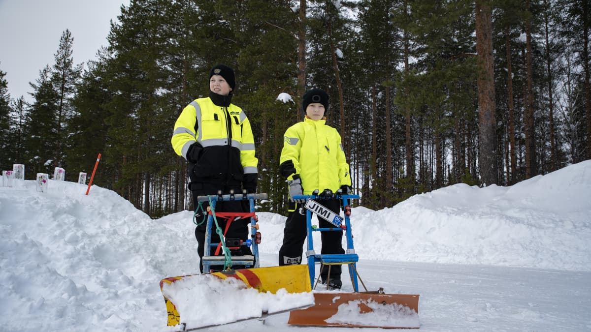 Sotkamossa pojat Konsta Leinonen ja Jimi Hyvönen auraavat väyliä potkukelkoilla.