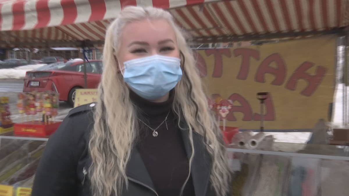 Laihialainen nainen hymyilee kasvomaski naamallaan Laihian torilla.