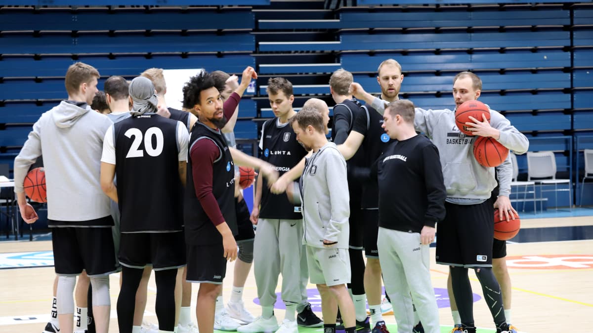 Katso videolta, kuinka Lahti Basketball meditoi kohti pudotuspelejä