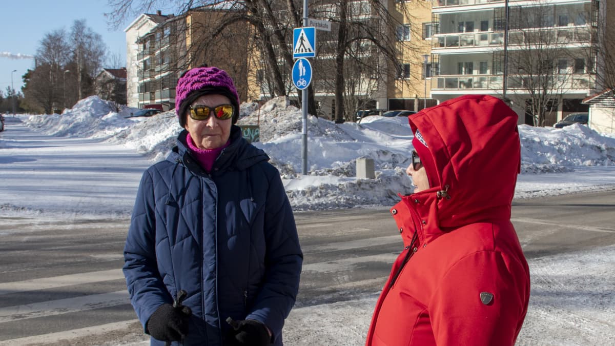Linnea Saaranen ja Riitta Saaranen kadun kulmassa Oulussa.