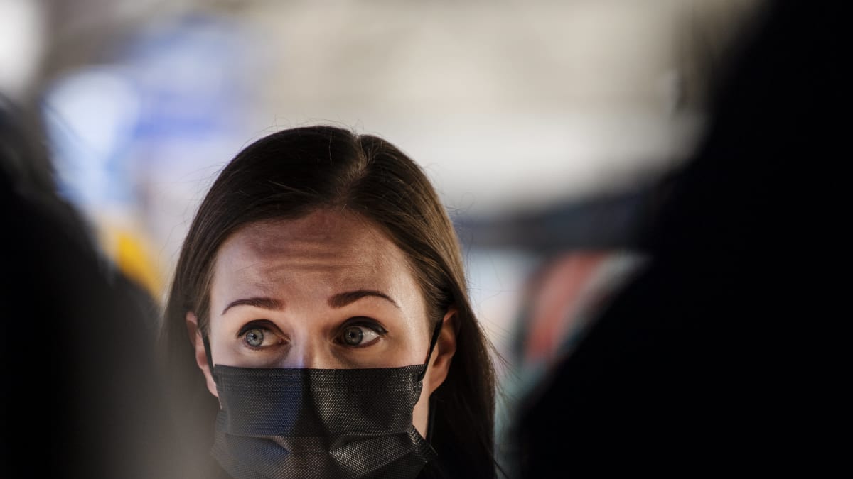 Sanna Marin puhui medialle Säätytalolla 23. maaliskuuta.