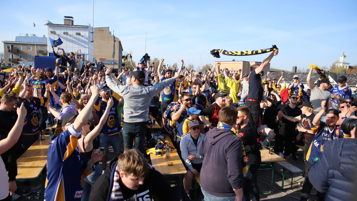 Rauman Lukon fanit juhlivat Suomen mestaruutta tiistaina.