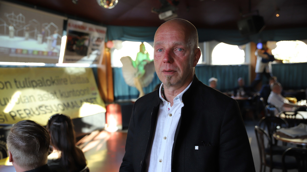 Sheikki Laakso Kouvolan perussuomalaisten kuntavaalivalvojaisissa.