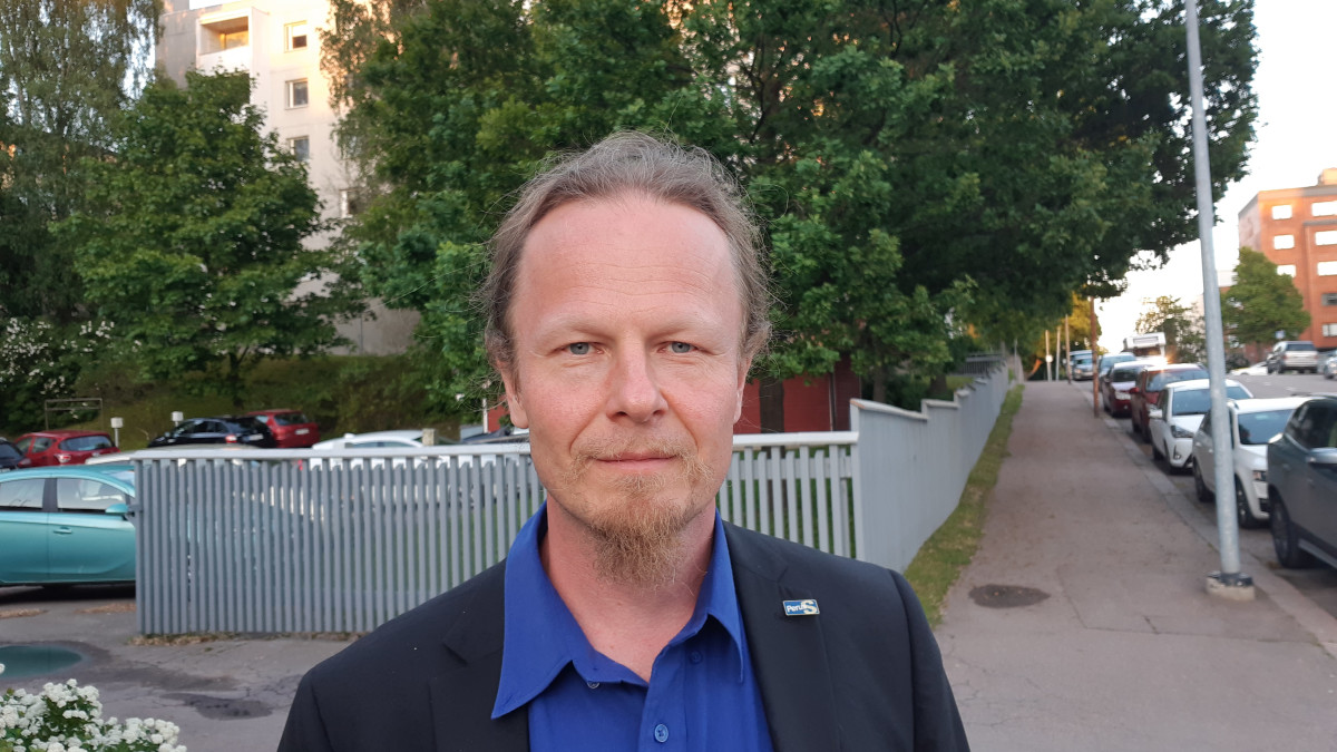 Juho Eerola (ps.) Perussuomalaisten vaalivalvojaisissa ravintola For Youssa Kotkassa.