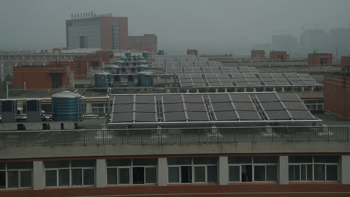 Aurinkopaneeleja rakennuksen katolla.