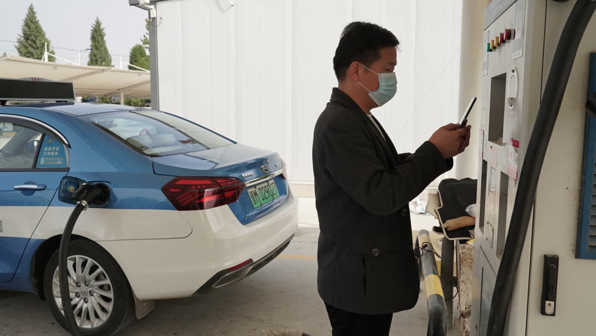 Taksikuski Dong Longlong lataa autonsa aina työvuoron päätteeksi. Yhdellä latauksella voi ajaa taksia päivän verran, noin pari sataa kilometriä.