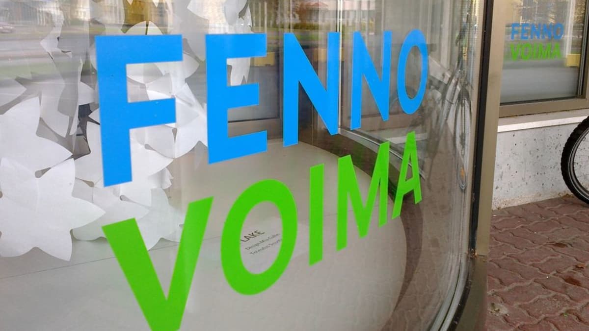 Fennovoiman logo yhtiön Pyhäjoen paikallistoimiston ikkunassa.