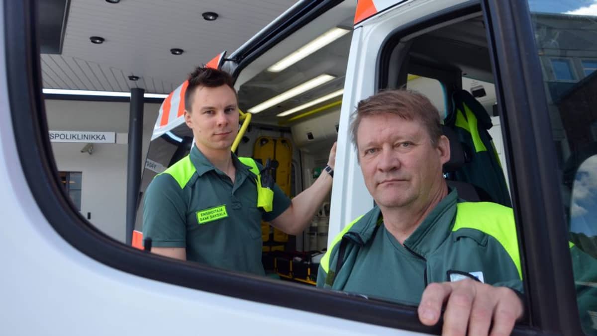 Sami Saksala ja T apio Huttunen tekevät 12 tai 24 tunnin vuoroja ambulanssissa.
