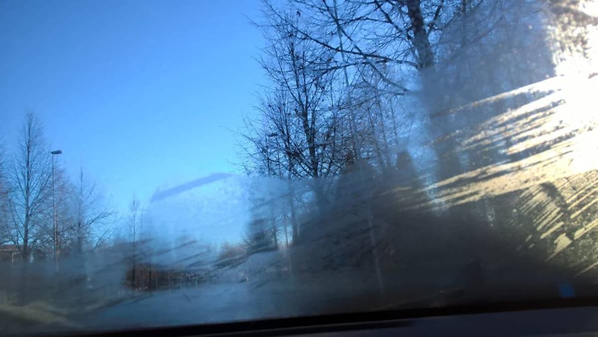 Kuinka Pysäyttää Auton Tuulilasin Jäätyminen Sisällä?