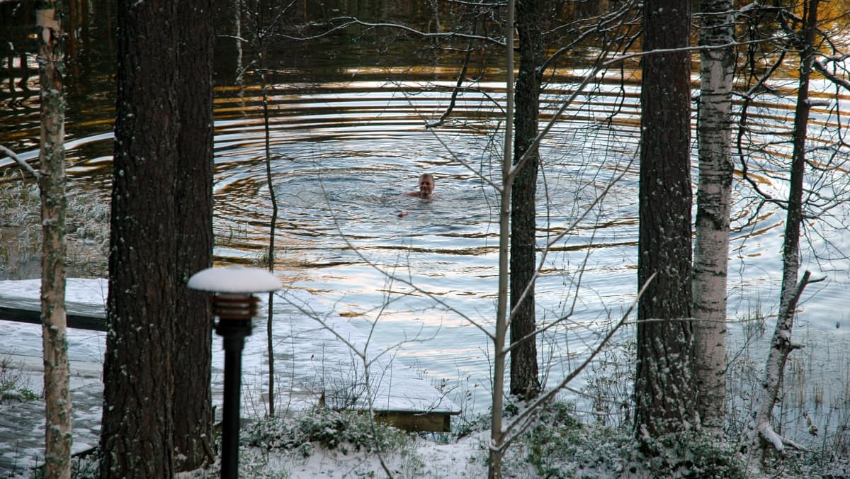 Mies ui talvisessa järvessä