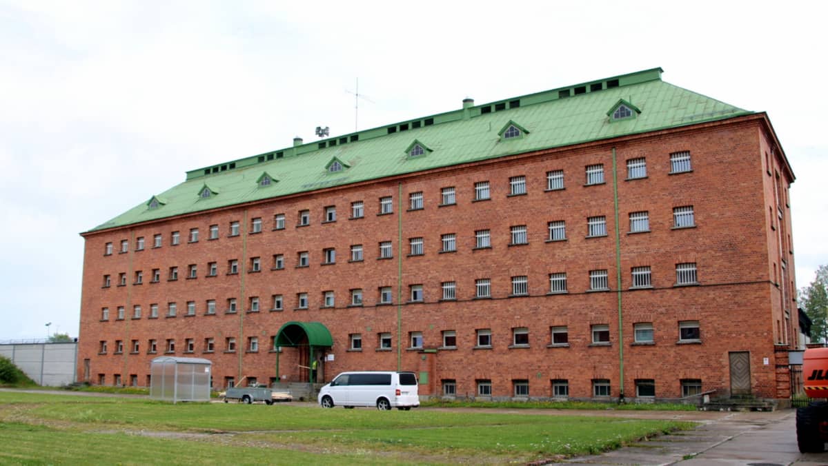 Joutsenon säilöönottoyksikkö sijaitsee Konnunsuon vanhassa vankilarakennuksessa.