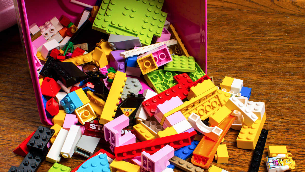 sekalsisia Lego-palikoita lattialla.