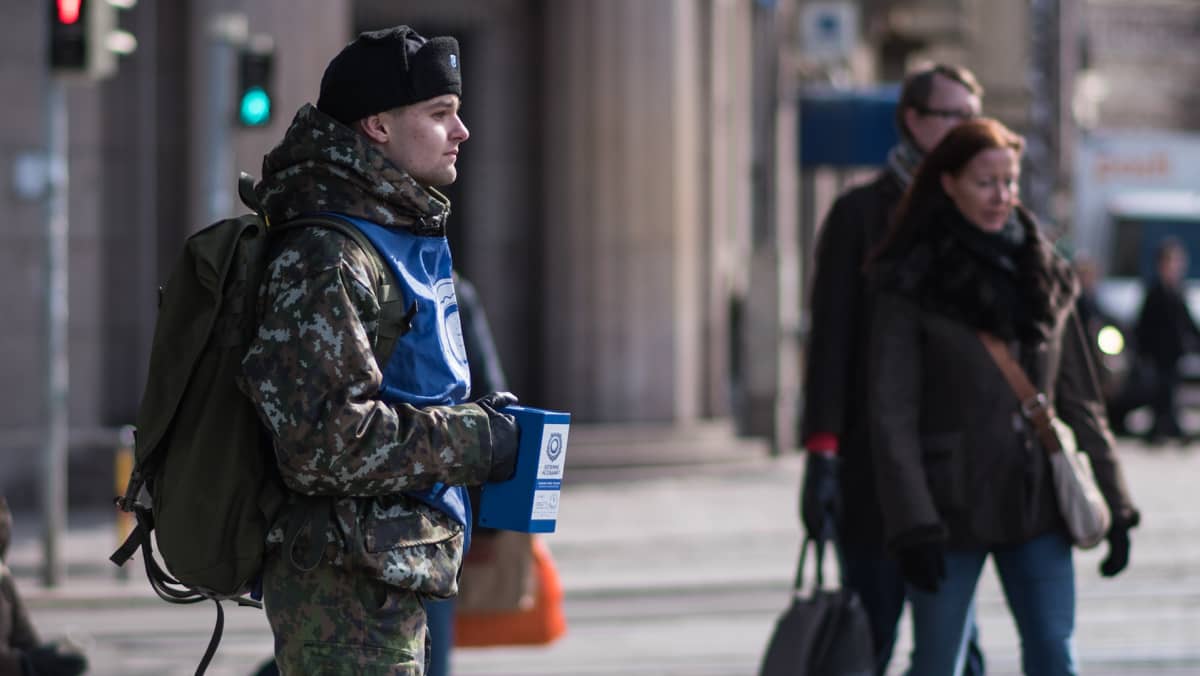 Varusmies kerää rahaa sotaveteraanien hyväksi.