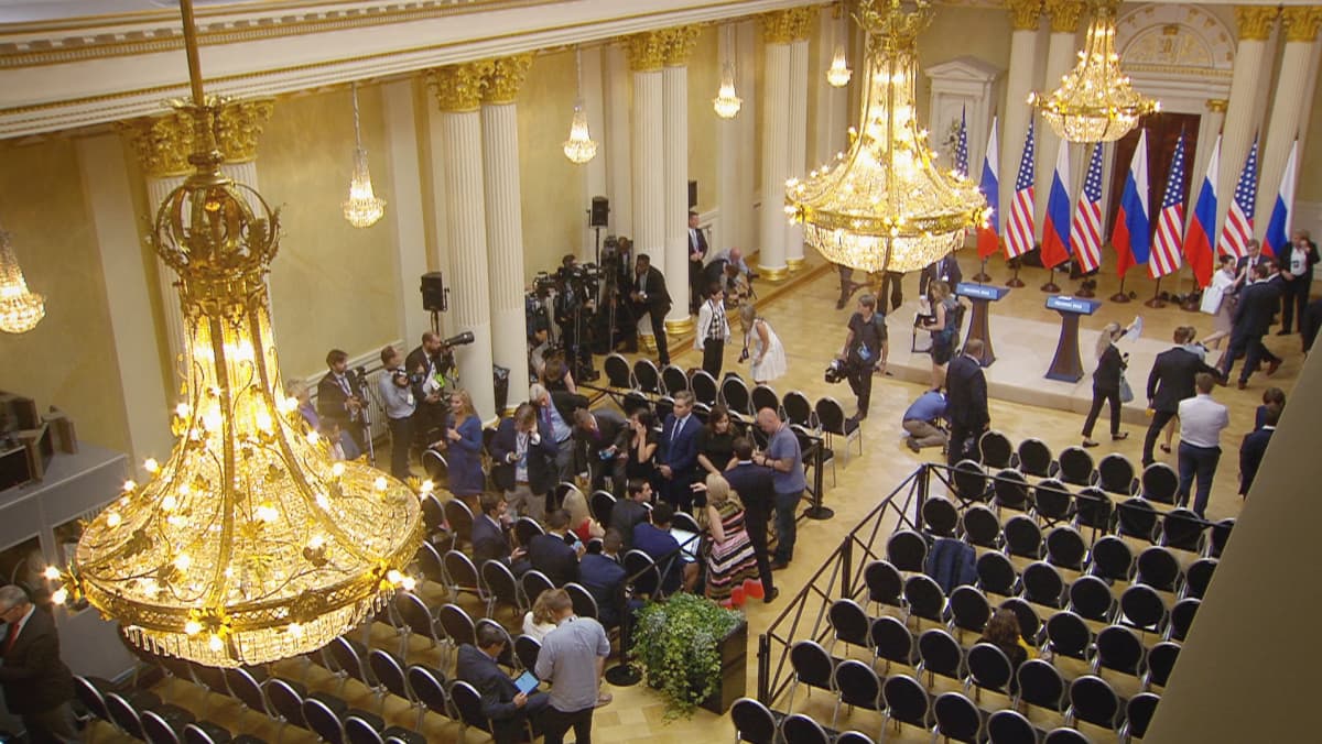 Tiedotustilaisuus alkamassa presidentinlinnassa.