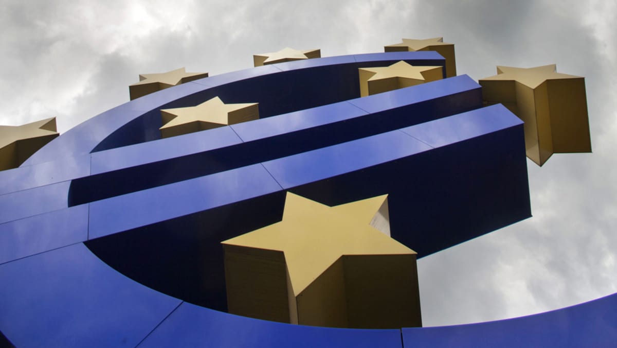 Euromerkki tähtineen Frankfurtissa Saksassa Euroopan keskuspankin edessä.