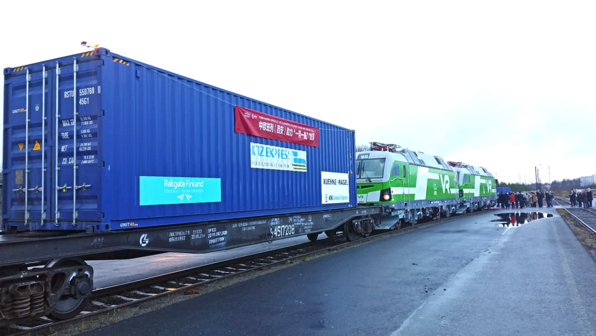 ihmisia ja siniset kontit juna kiinaan