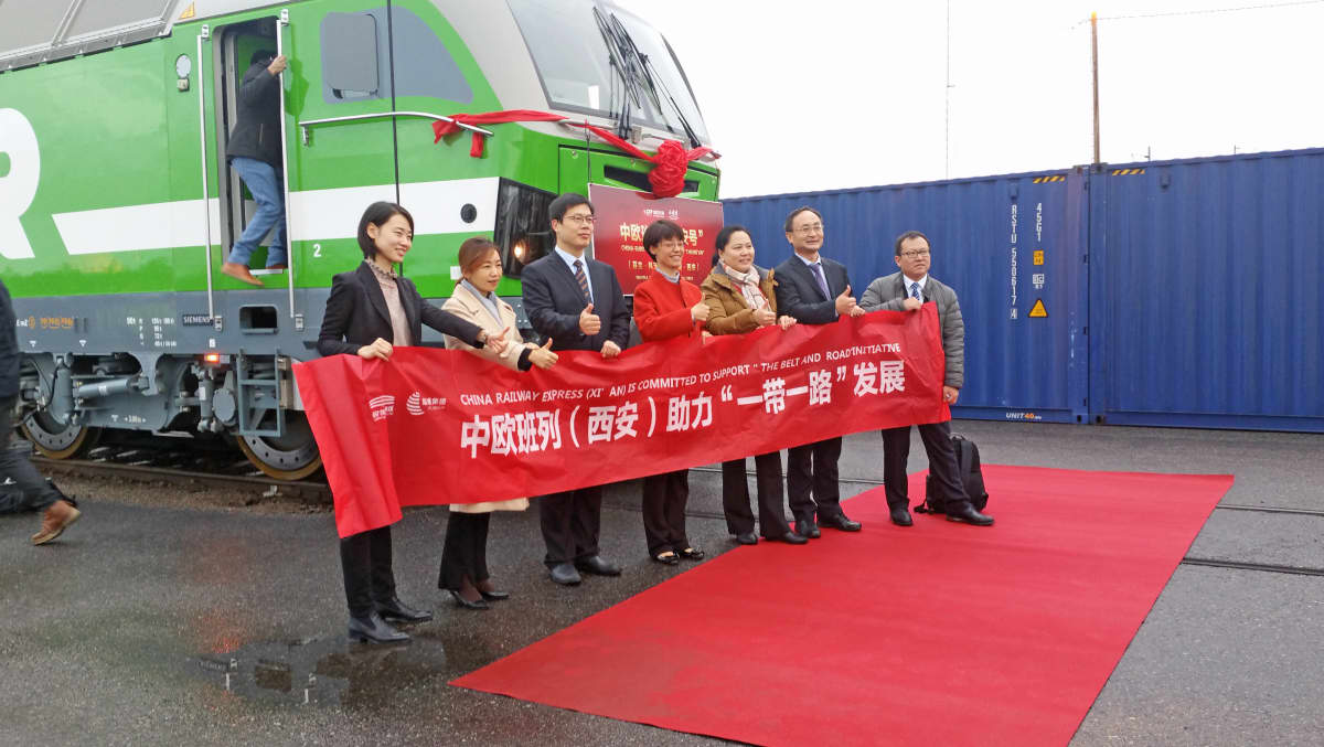 peukaloa naytetaan kiinan junan edessa