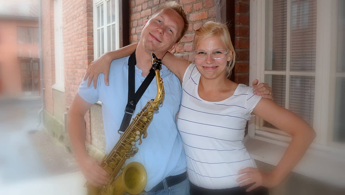 William Suvanne saksofoni kaulassaan ja Tarja Kunnari 