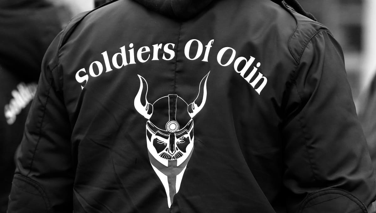 Soldiers of Odinin logo takin selässä.