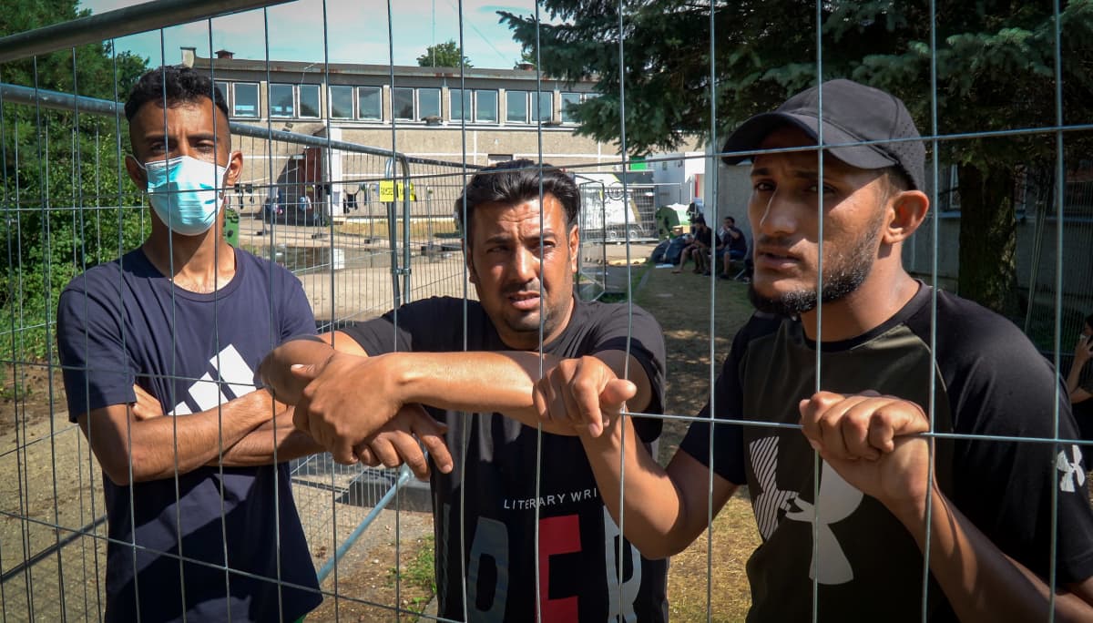 Hassan (vas.), Firas (keskellä) ja Abdi matkaan Irakista luettuaan Facebookista, että Valko-Venäjä avaa rajan Liettuaan.