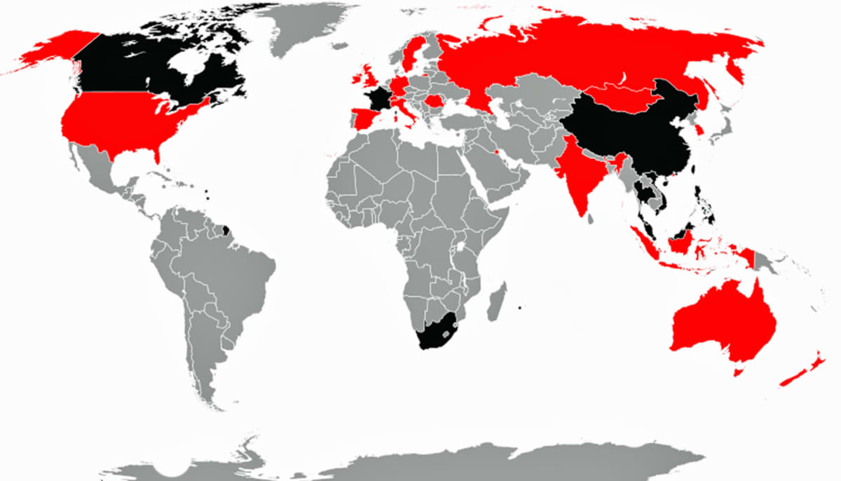 Maailmankartta, johon on merkitty punaisia maita, muun muassa Venäjä, Intia, Britannia, Ruotsi ja Yhdysvallat sekä mustia maita, Kiinan  ja useiden muiden kaukoidän maiden lisäksi Kanada, Ranska, Etelä-Afrikka ja Ranskan Guayana.