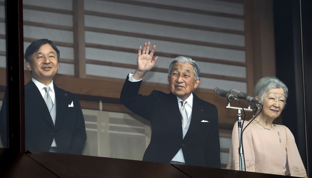 Kruununprinssi Naruhito, keisari Akihito ja keisarinna Michiko keisari Akihiton 85-vuotissyntymäpäivänä Tokiossa 23. joulukuuta 2018.