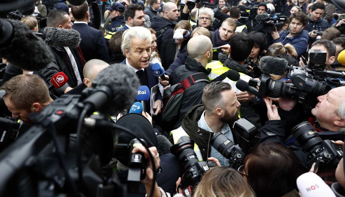  Geert Wilders median keskellä.