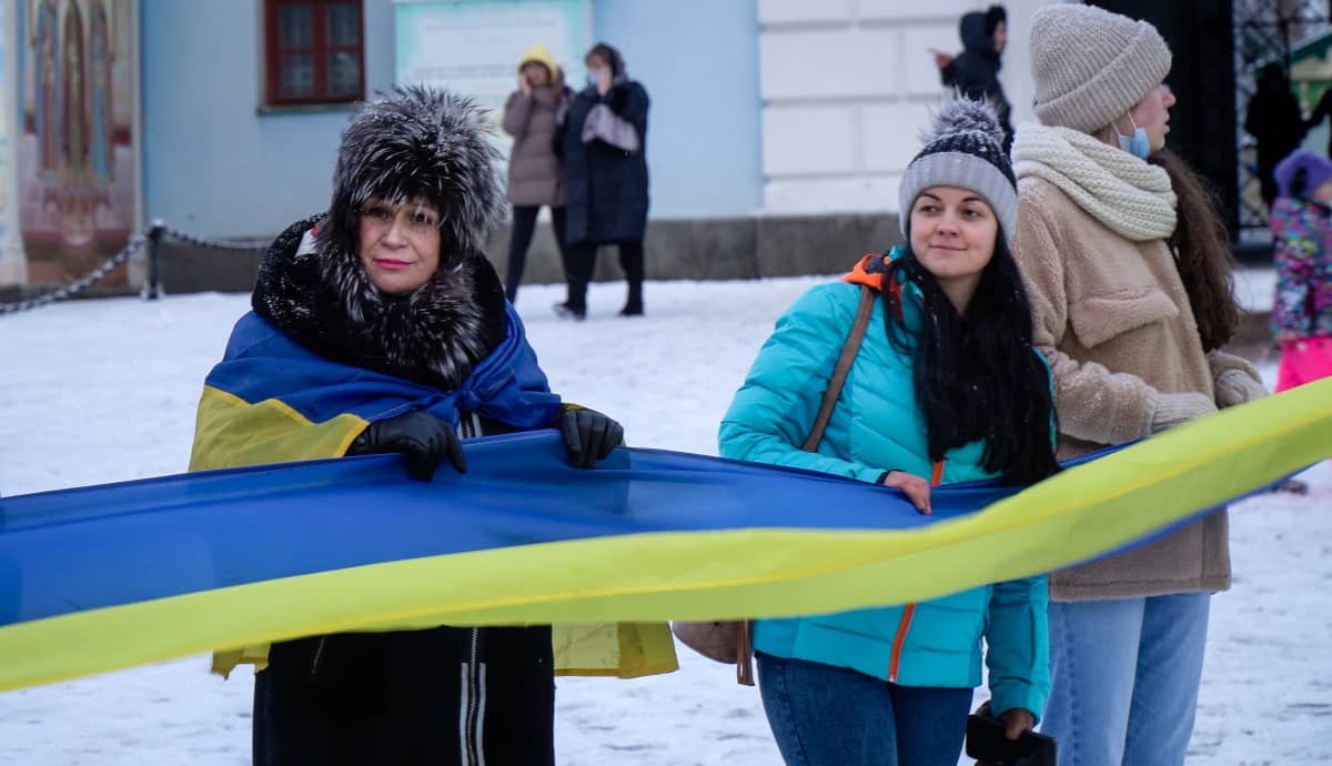 Ihmiset kantavat Ukrainan lippua Kiovassa