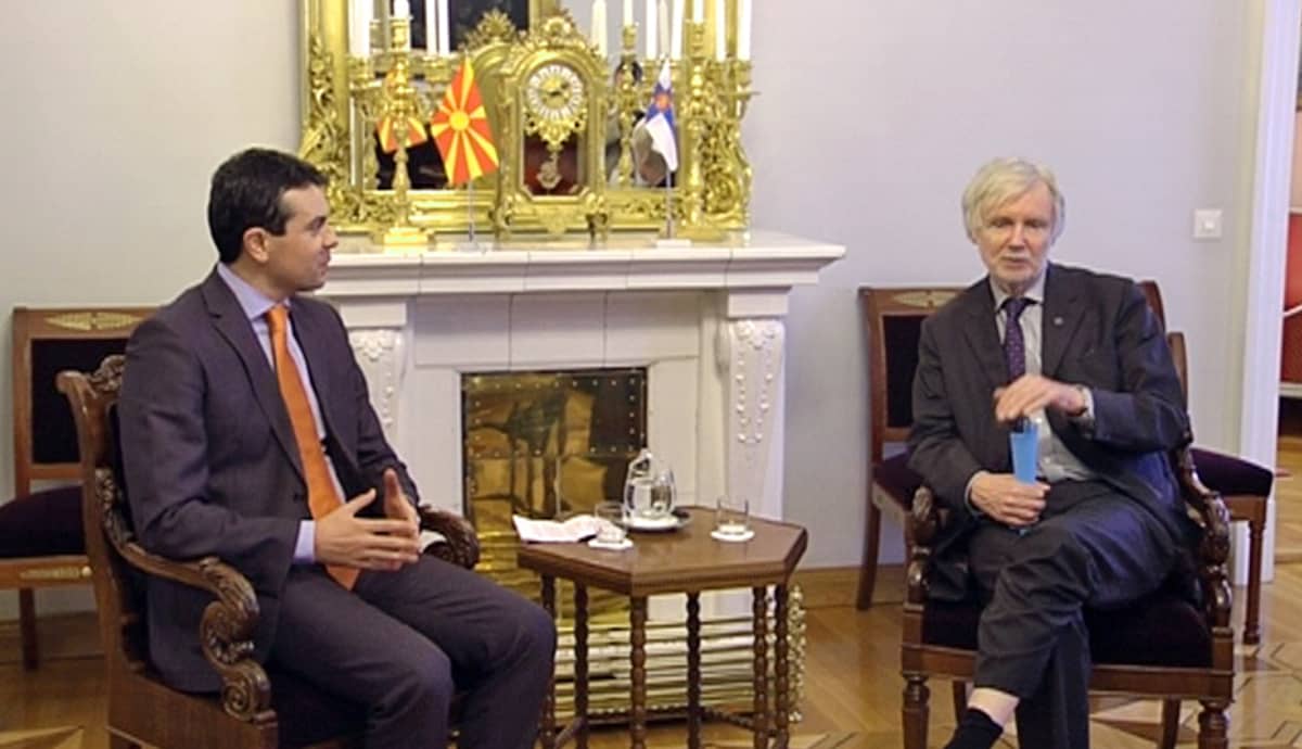 Makedonian ulkoministeri Nikola Poposki ja Suomen ulkoministeri Erkki Tuomioja.