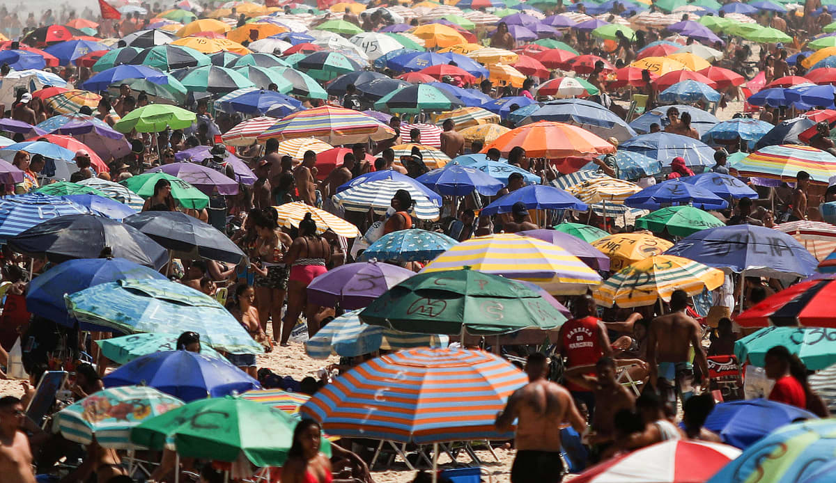 Rio de Janeirossa uimaranta täynnä ihmisiä välittämäti koronasuositusten etäisyyksistä.