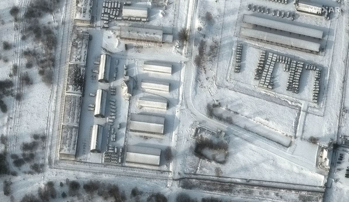 Maxar Technologiesin satelliittikuva Venäjän armeijan panssariajoneuvoista ja kuorma-autoista 19.1.2022 Klimovossa, joka sijaitsee 13 km Ukrainan rajasta.