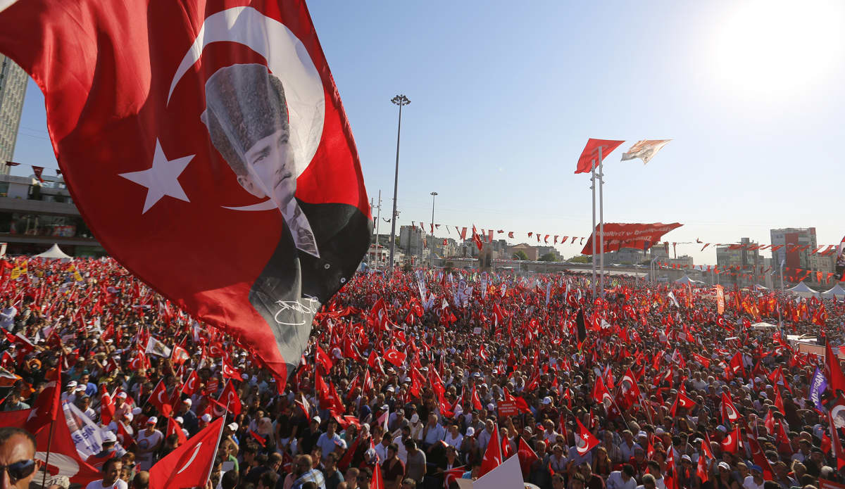 Vallankumousyrityksen vastustajat osoittivat mieltään Taksim-aukiolla Istanbulissa 24. heinäkuuta.