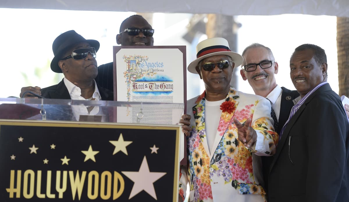 Kool & Gang poseerasi kokonaisuudessaan Hollywoodin Walk of Fame -tähden paljastamistilaisuudessa.