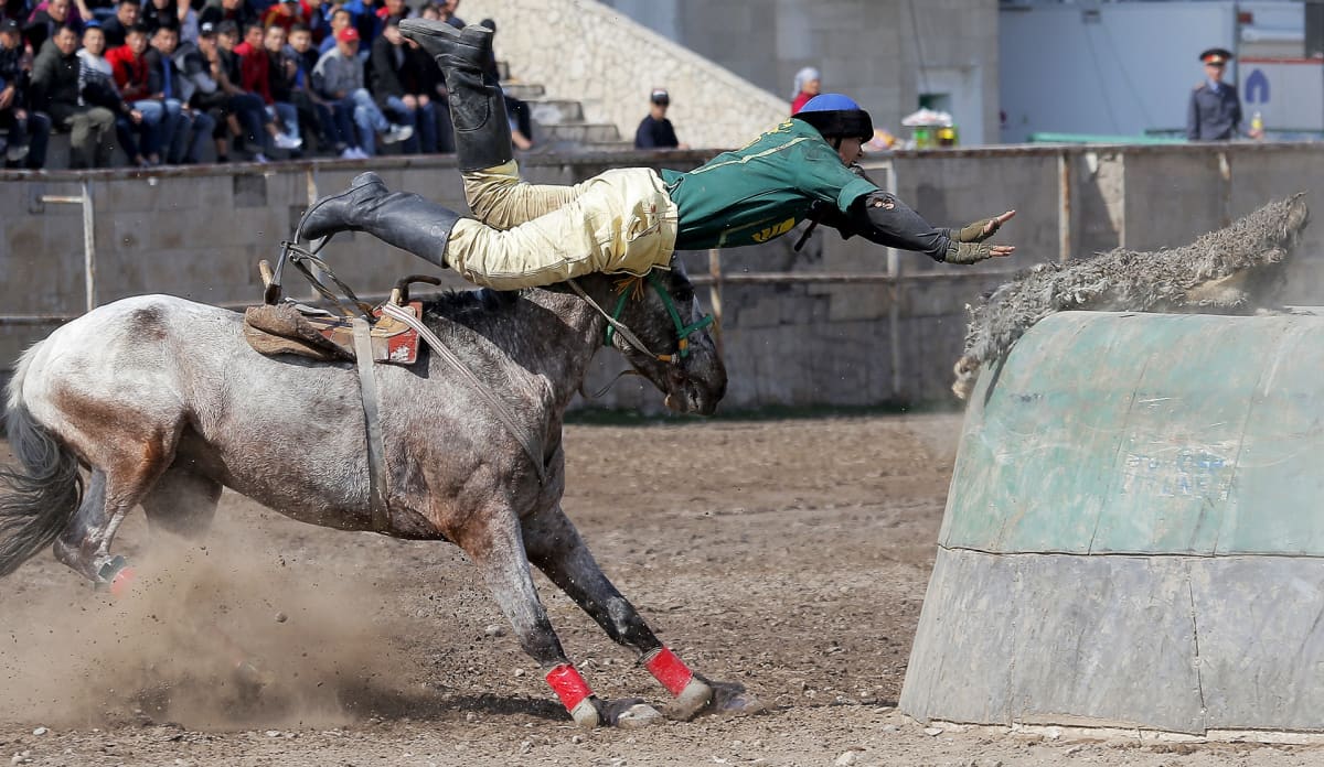 Kok-Boru on perinteinen kirgisialainen hevosurheilu, jossa pallon tilalla on vuohen talja, jonka pelaajat yrittävät heittää vastustajan maaliin. Peli on osa kevään alkamisen juhlintaa.