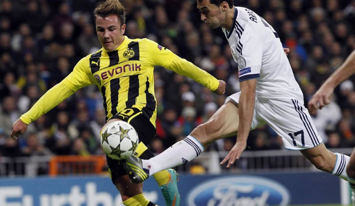 Borussia Dortmundin Mario Götze ja Real Madridin Álvaro Arbeloa tavoittelevat palloa.