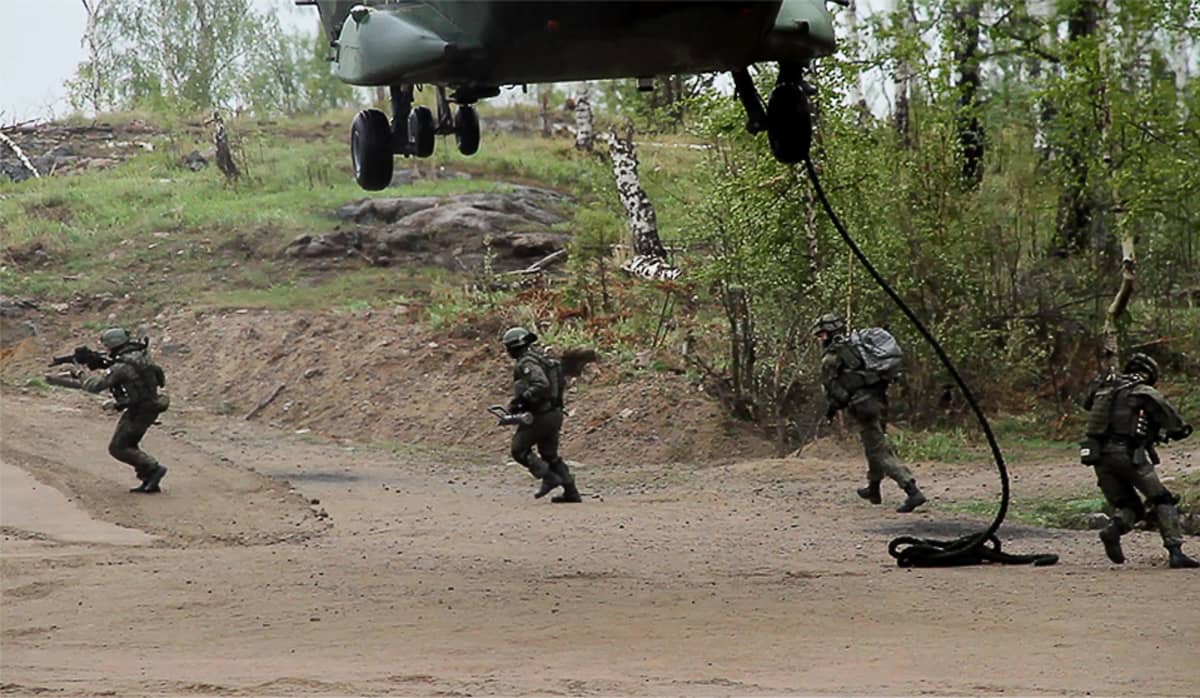 Sotilaat harjoittelemassa helikopterista laskeutumista.